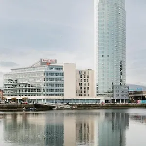 Best City Views, Sleeps 6, Fabulous Interiors Apartment Belfast