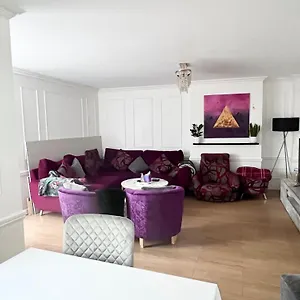 Centre House - 5 Bedrooms - Sleeps 9 - Parking Holiday home